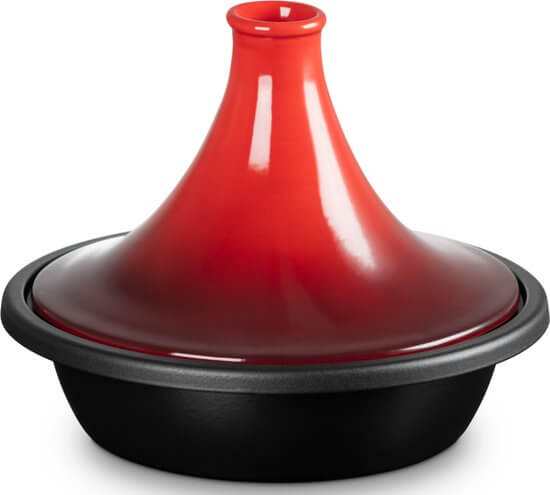 Luxueuze Le Creuset tajine in azuurblauw, met gietijzeren basis en aardewerken deksel.
