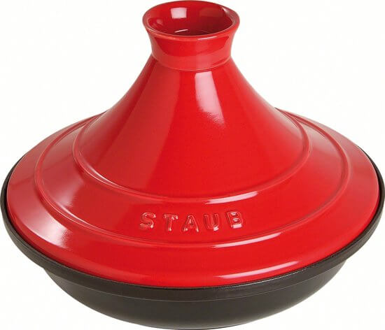 Staub tajine met rode deksel en zwarte gietijzeren bodem, geschikt voor inductiekoken.