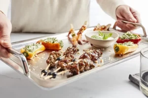 Gegrilde groentes op een teppanyaki bakplaat geschikt voor inductie