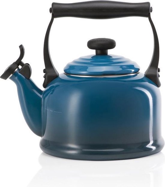 Elegante Le Creuset Tradition fluitketel in deep teal geschikt voor inductie.